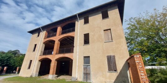Brenna : Casale indipendente da ristrutturare