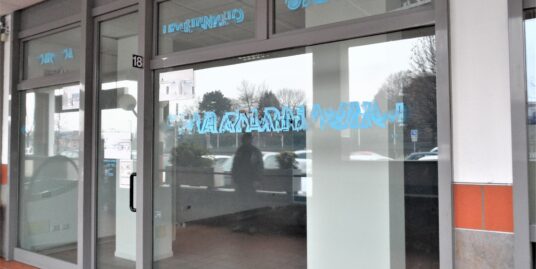Mariano Comense : Negozio di 70 metri con vetrina