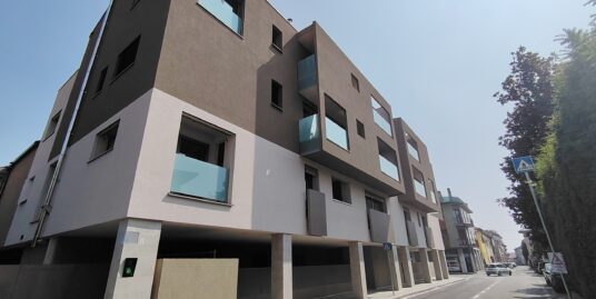 Cabiate : Trilocale con doppi servizi e terrazzino